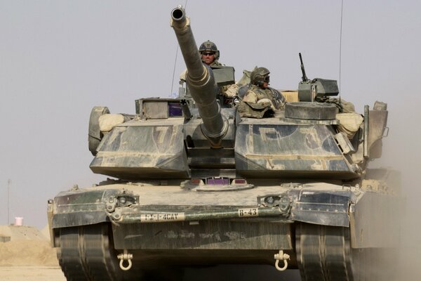 Tanque mbt-m1a1_abrams con armas de la gente