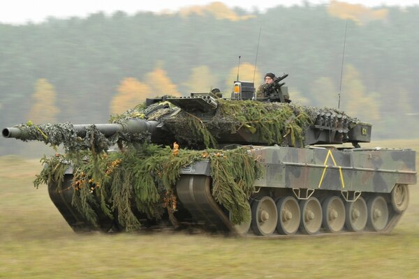 Tanque. Leopardo. Armas. Guerra