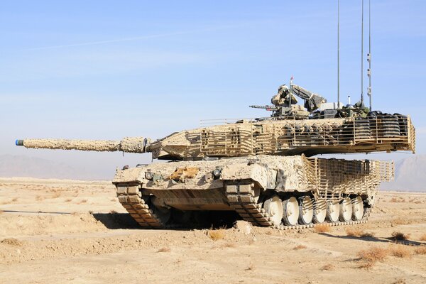 Soldat mit Fernglas auf deutschem Panzer