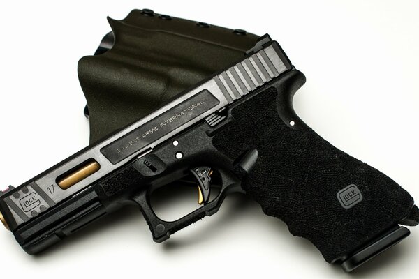 Pistola Glock al lado de la funda