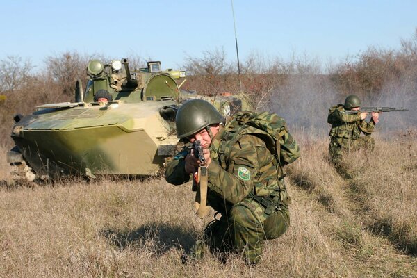 Landung von Soldaten der 7. Landungs- und Sturmdivision