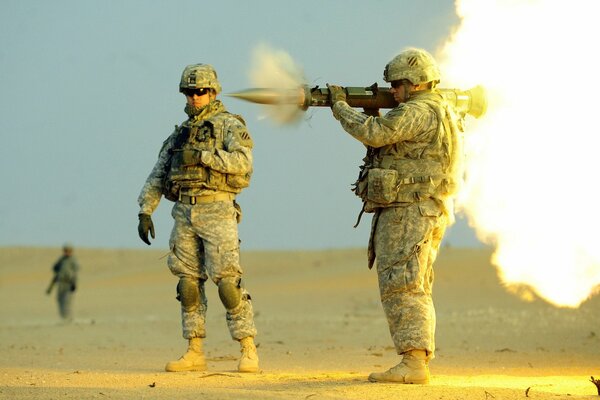 Soldiers with anti-tank weapons