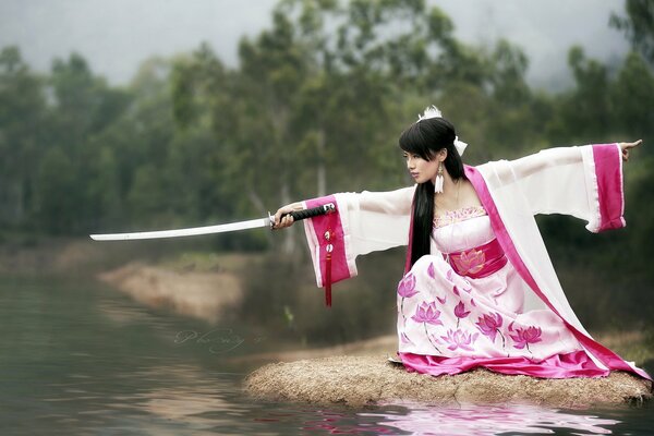 Chica con una Katana en la orilla del río