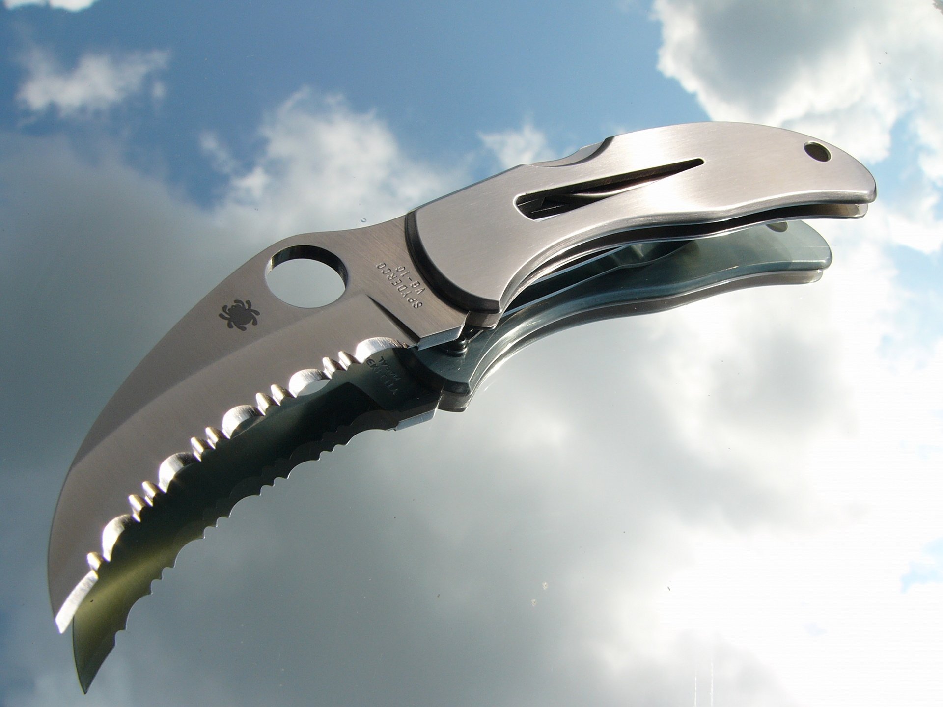 pyderco vg-10 knife folding karambit mirror reflection clouds sky