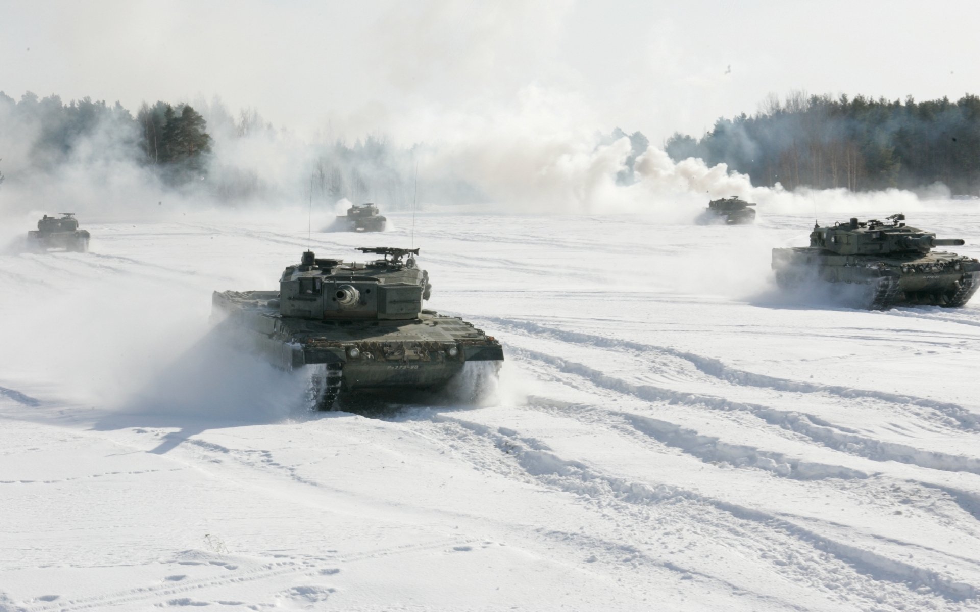 tanques batalla nieve humo árboles cielo