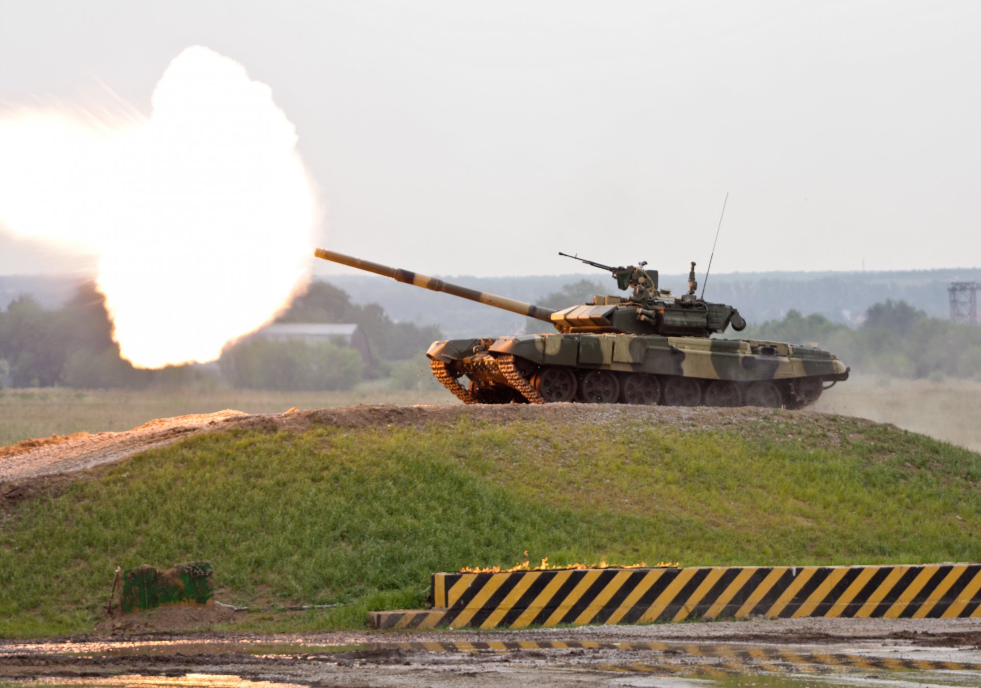 t-90 schuss flamme berg russland tank