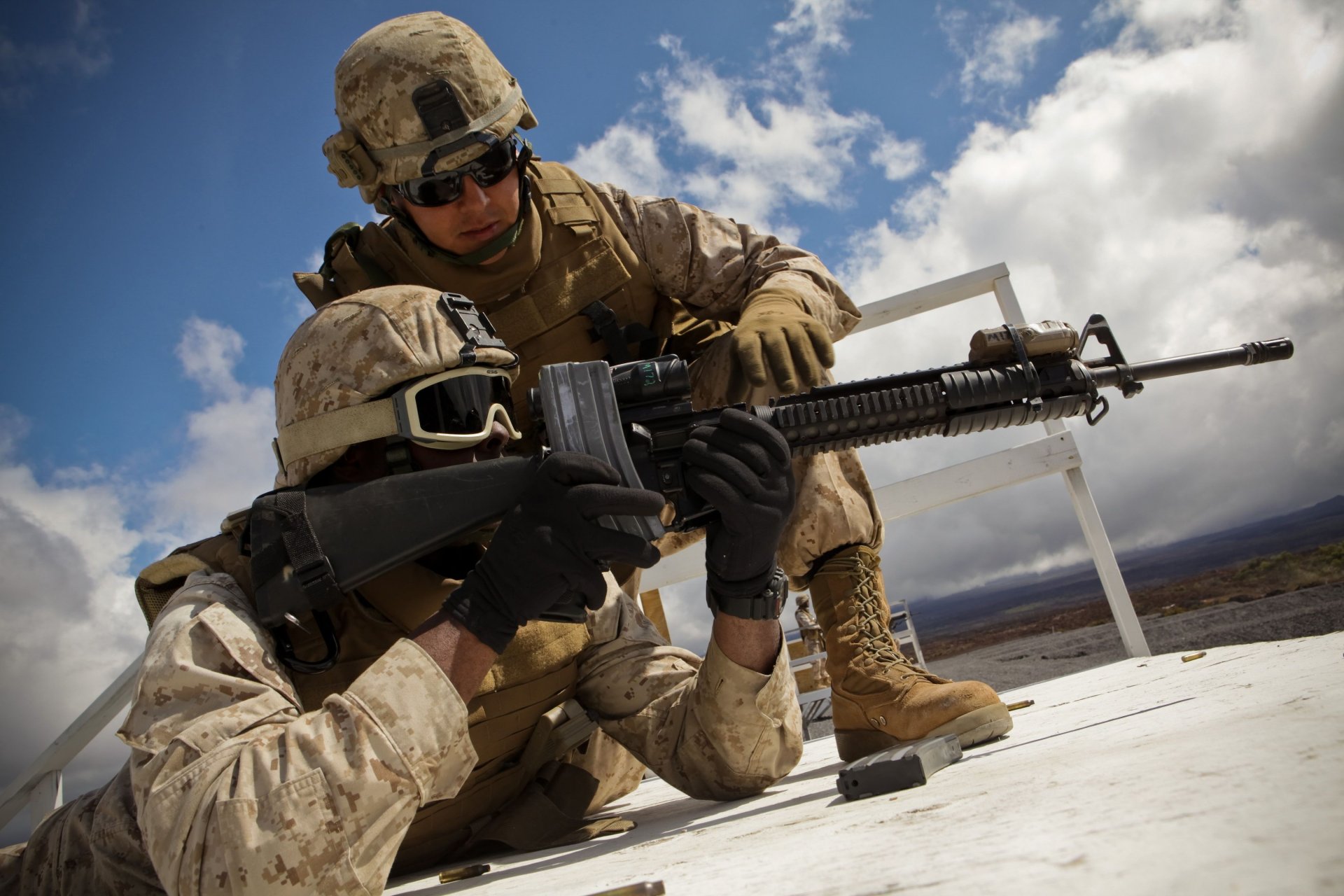 soldados ametralladora armas casquillos cascos mira cuernos uniformes ejercicios