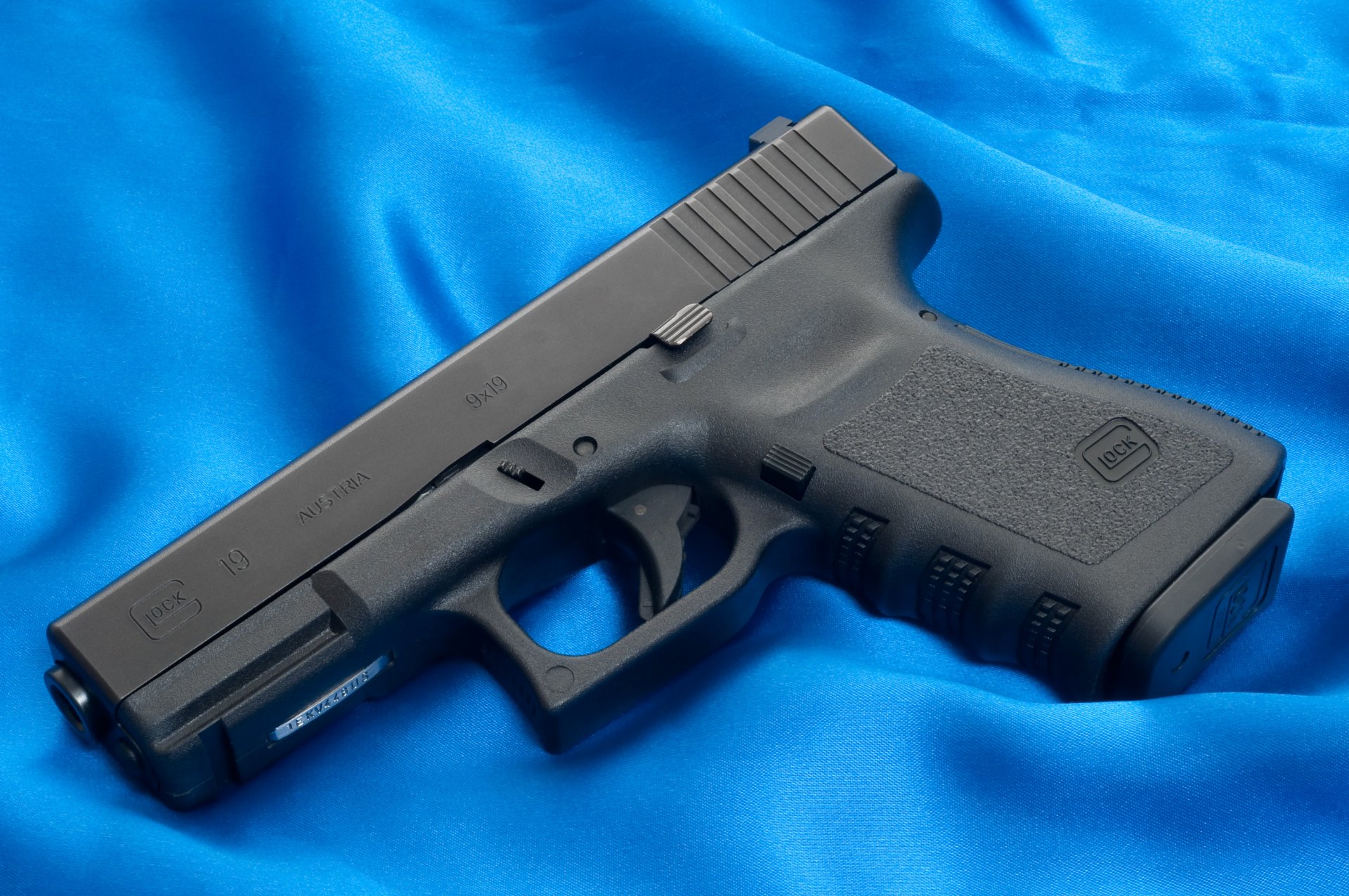 glock pistol weapon wallpaper austria canvas blue