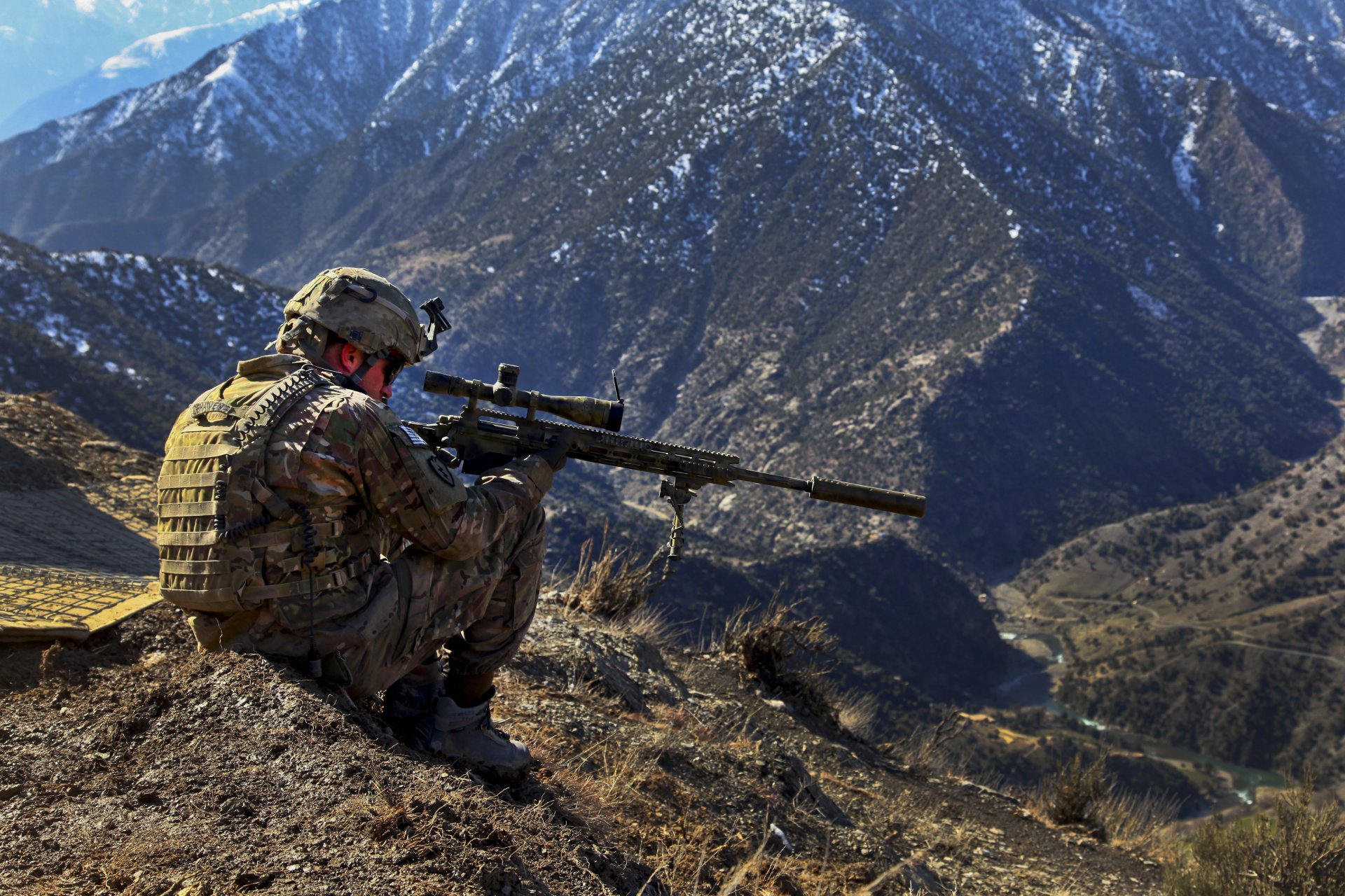 militar ejército francotirador rifle de francotirador vista camuflaje apuntando óptica montañas