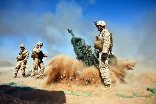 Soldiers with guns and howitzers at war