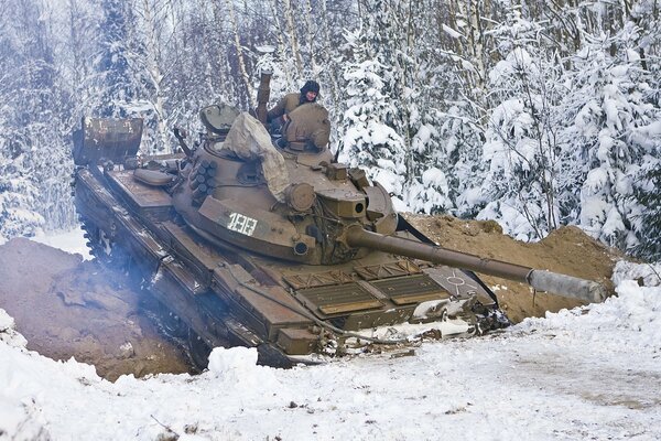 The T-62 tank is not afraid of winter frosts