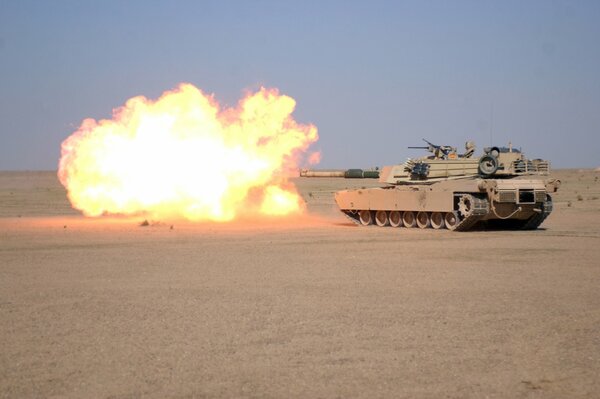 Tir d un char m1a1 dans le désert