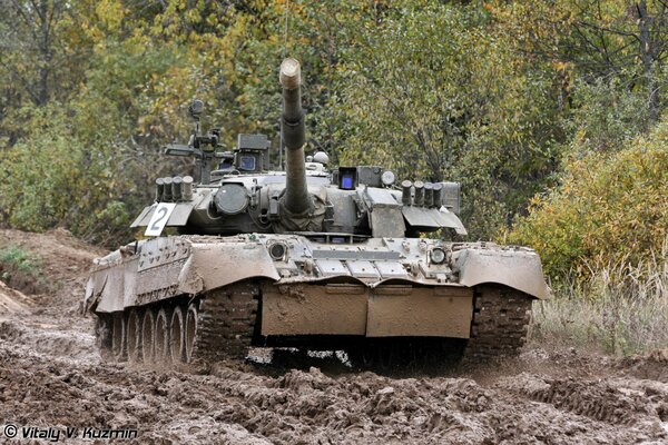 Fuerzas Armadas De Rusia. Tanque T80. En el bosque