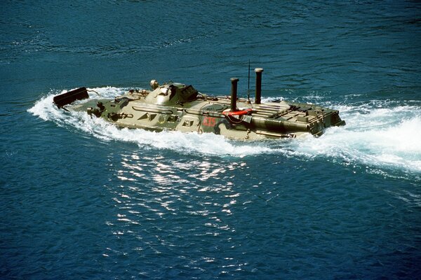 Puissant BTR traversant la rivière