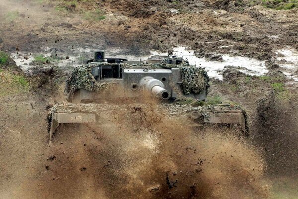 El tanque se precipita que agita clubs de polvo