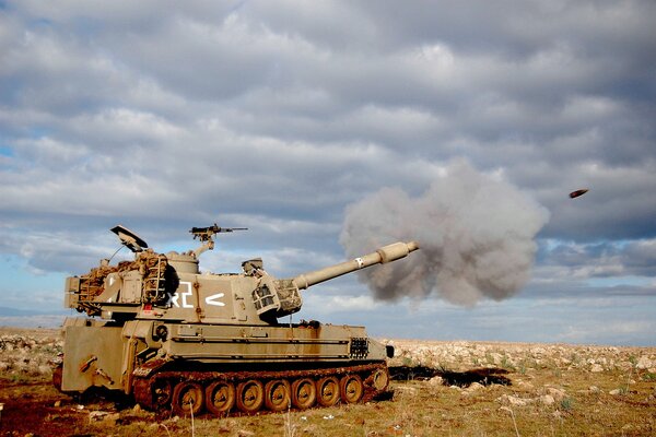 Disparo de un tanque alto en el cielo