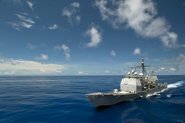 Nave da guerra che galleggia sull oceano