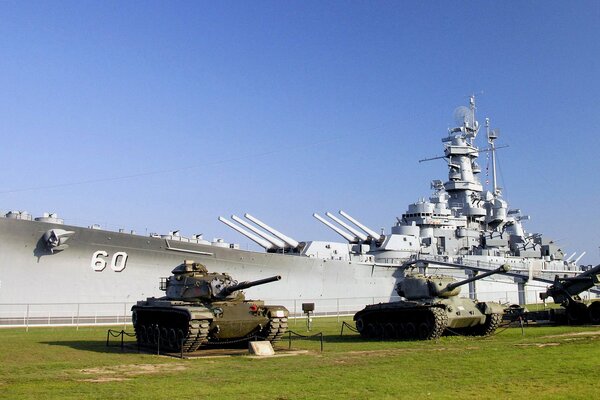 Schlachtschiff - Amerikanisches Museum und Panzer auf dem Rasen