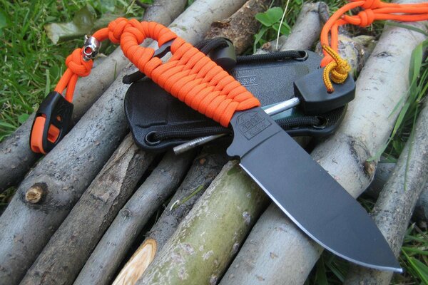 Cuchillo para un picnic en el bosque