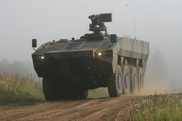 Equipo militar en acción. Armas Militares