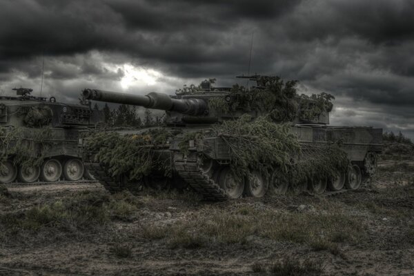 Tanques en una emboscada cielo negro