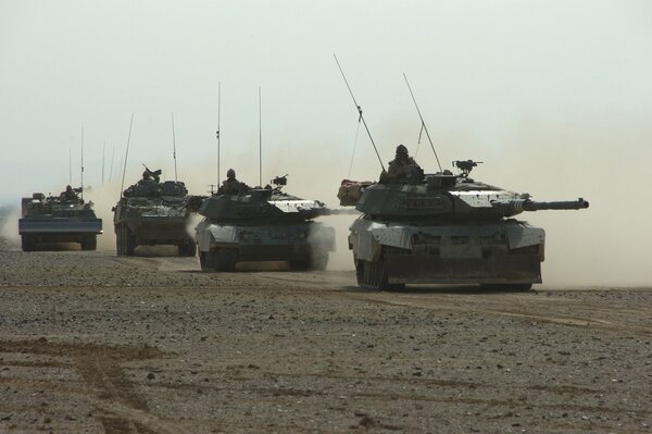 Convoy alemán de tanques militares