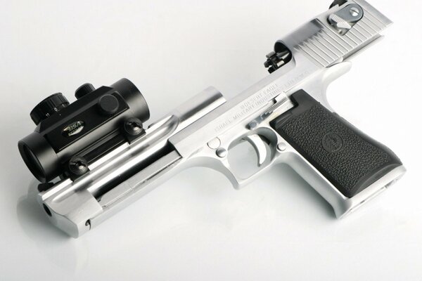 Pistolet gros plan sur fond blanc