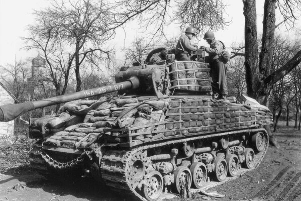 Char américain Sherman avec des soldats