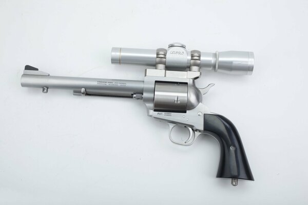 Bellissimo revolver con micro cannocchiale