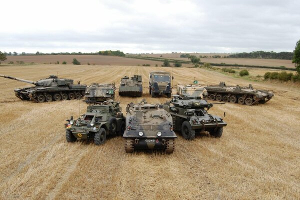 Equipaggiamento militare nel campo si alzò in cerchio