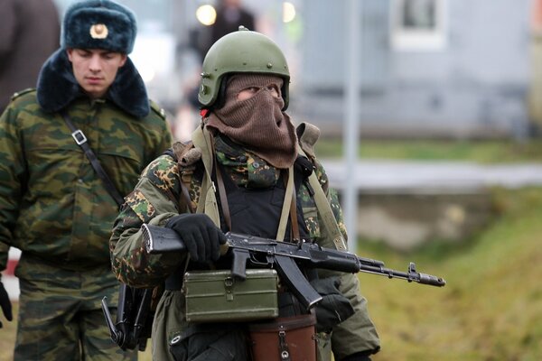 Soldat, Mann steht mit Maschinengewehr