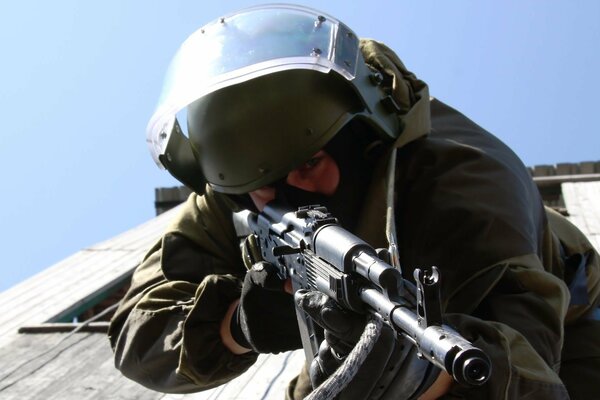 Ein Soldat in Uniform zielt von einer AK ab