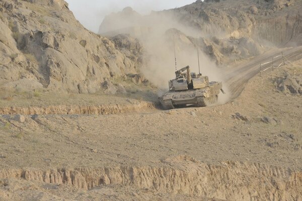 Réservoir allemand Leopard 2AB dans les montagnes