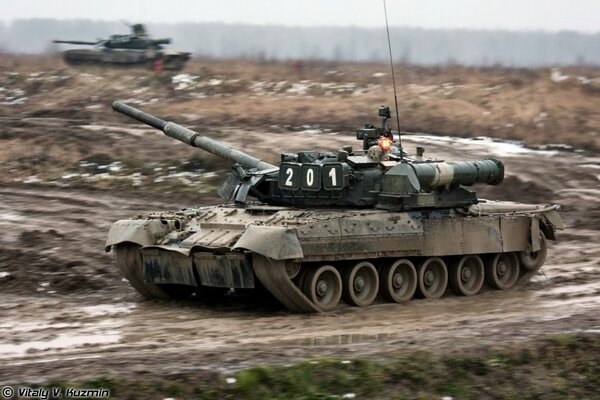 Les chars russes t-80U n ont pas peur de la boue