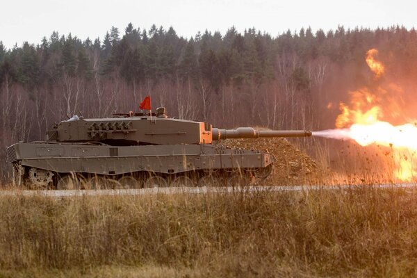 Shooting German tank, leopard 2a5