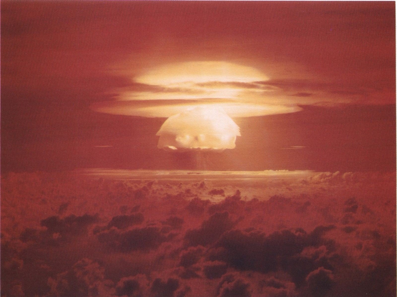 explosión nuclear nubes