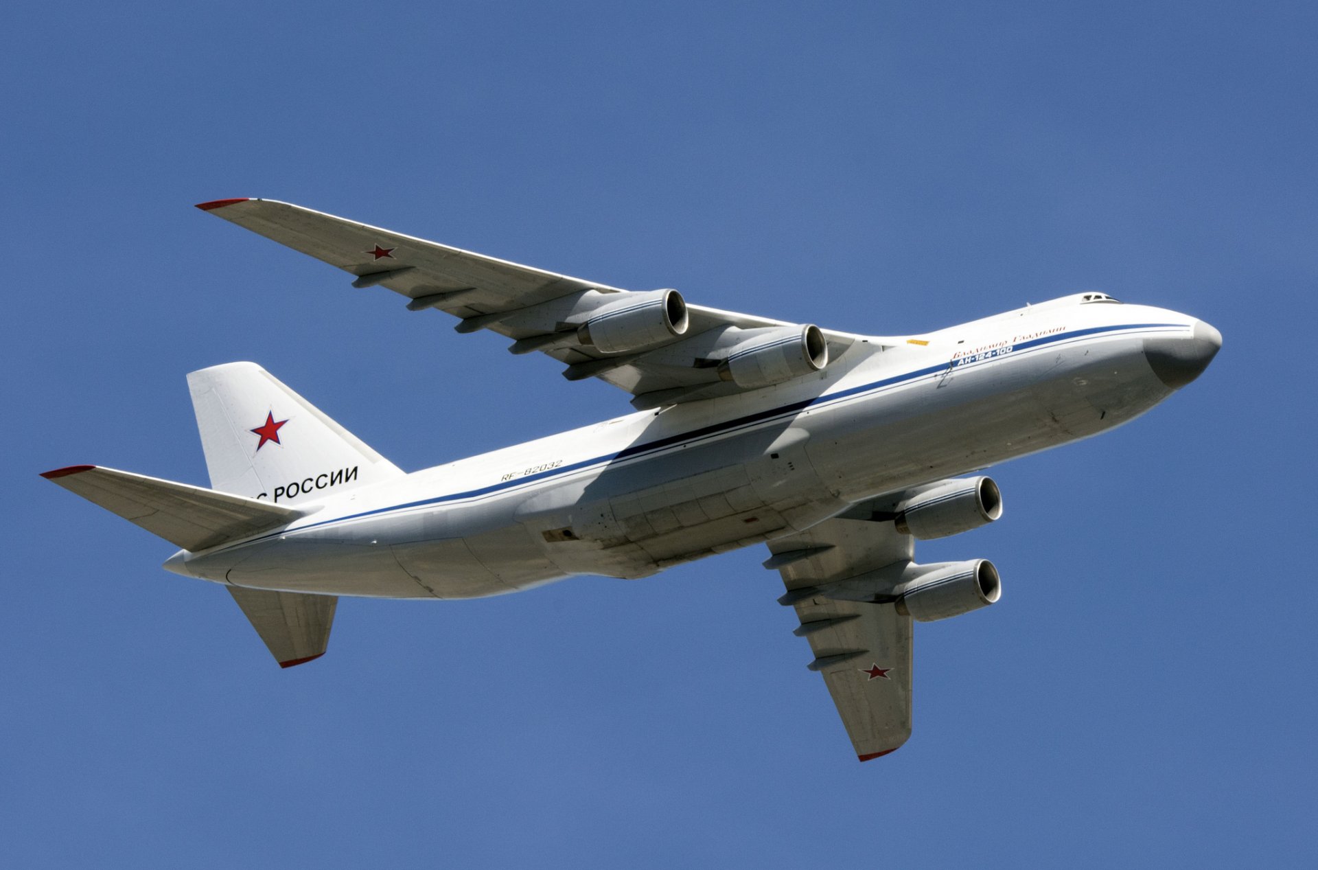 an-124-100 ruslan lourd longue portée transport avion