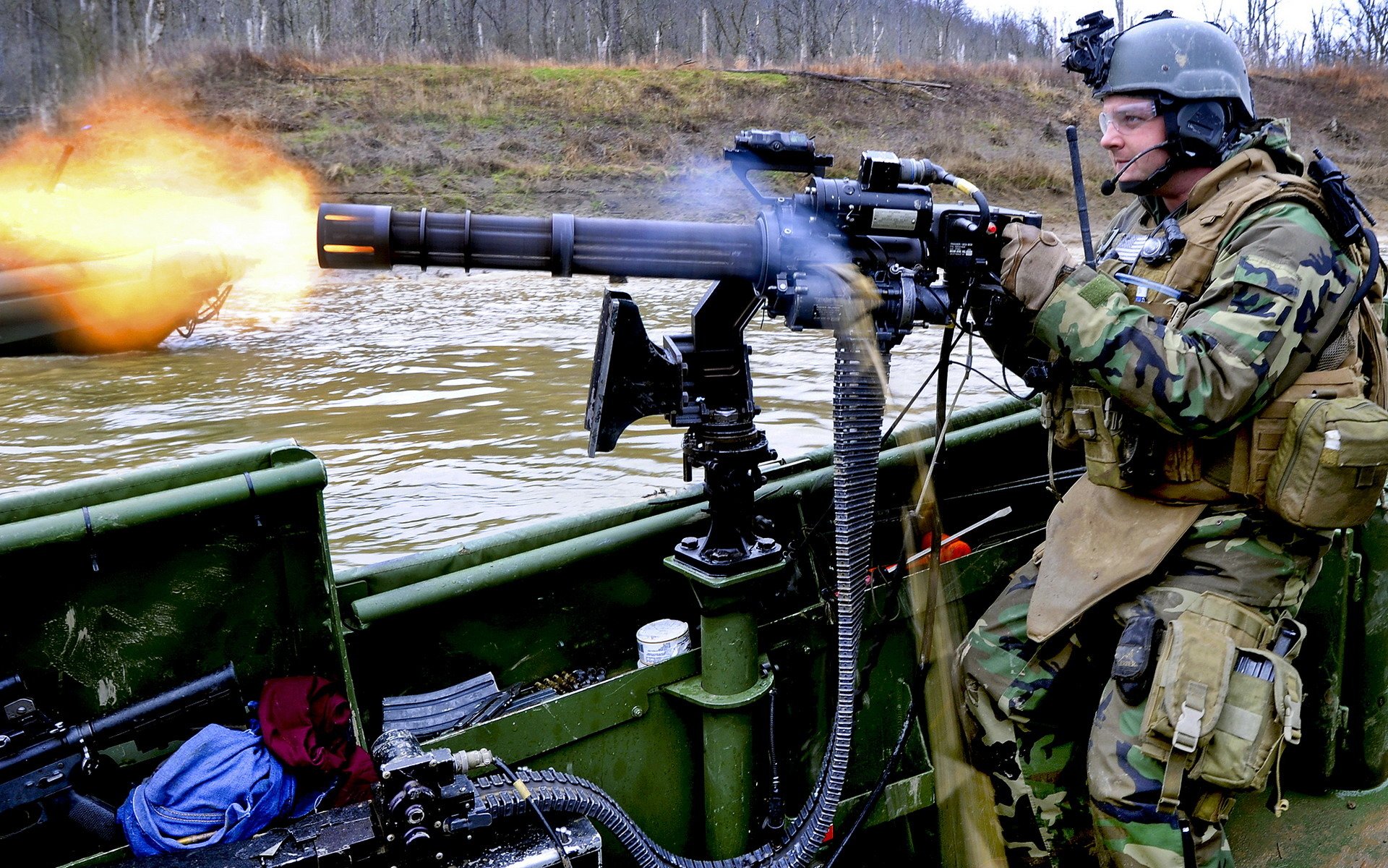 minigun strzelec żołnierz ogień taśma woda łódź sprzęt