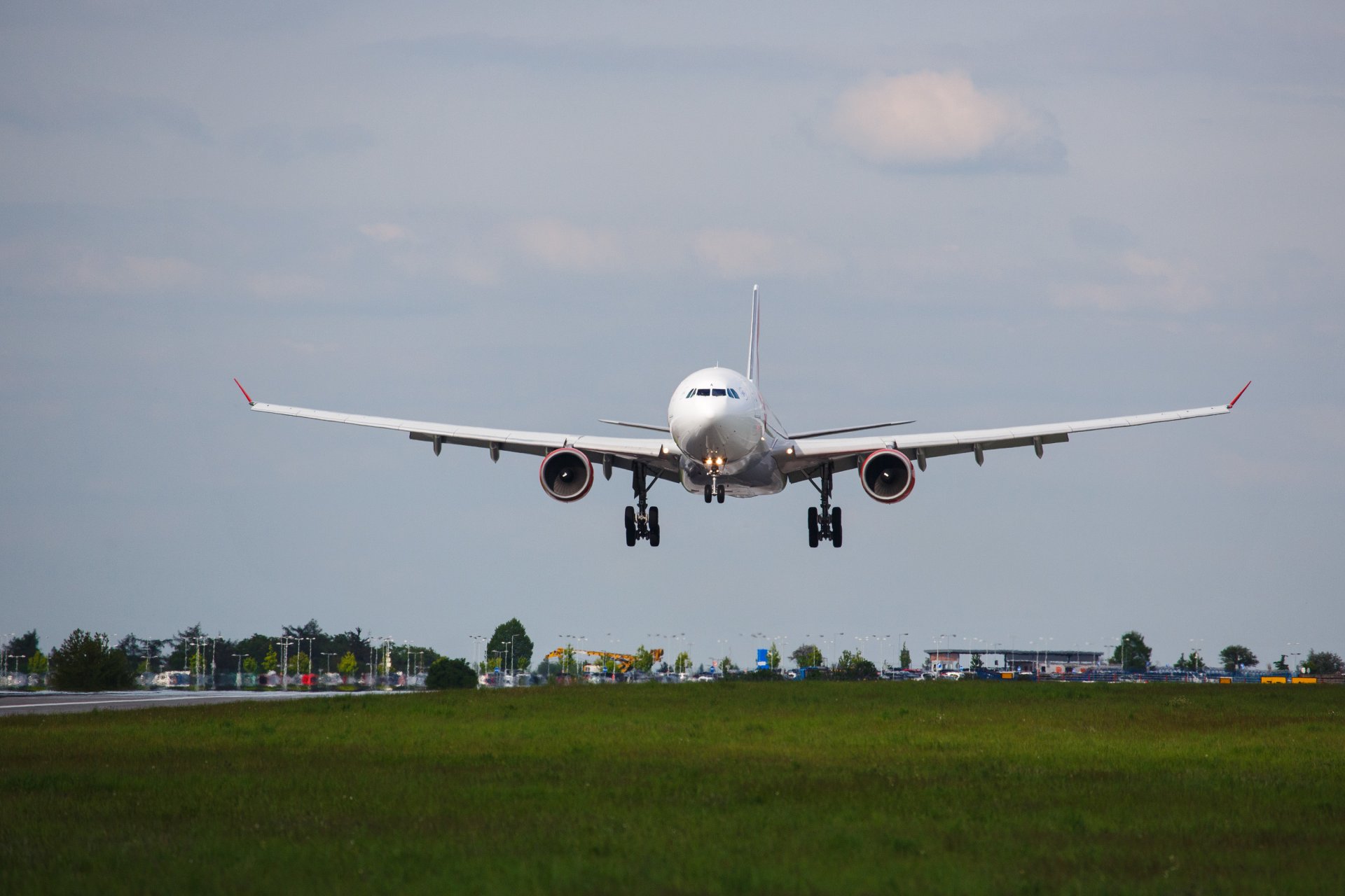 avión aterrizaje tren de aterrizaje airbus a-330 aeropuerto pista despegue pista