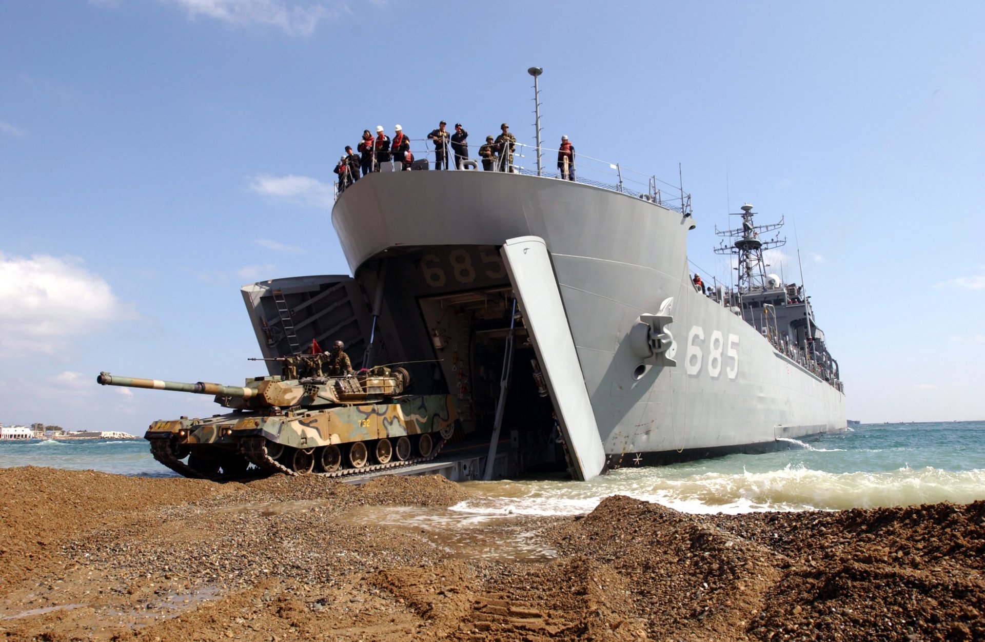 tank k1/88 beach unloading ship men