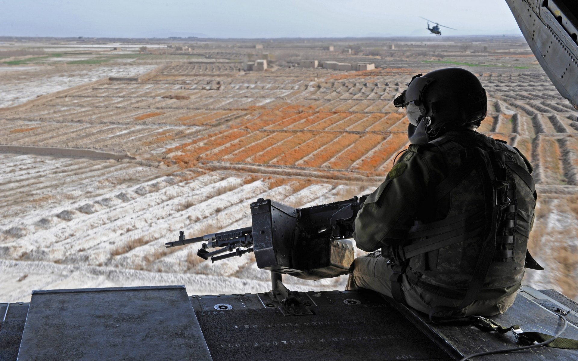 soldat übersicht felder himmel horizont maschinengewehr