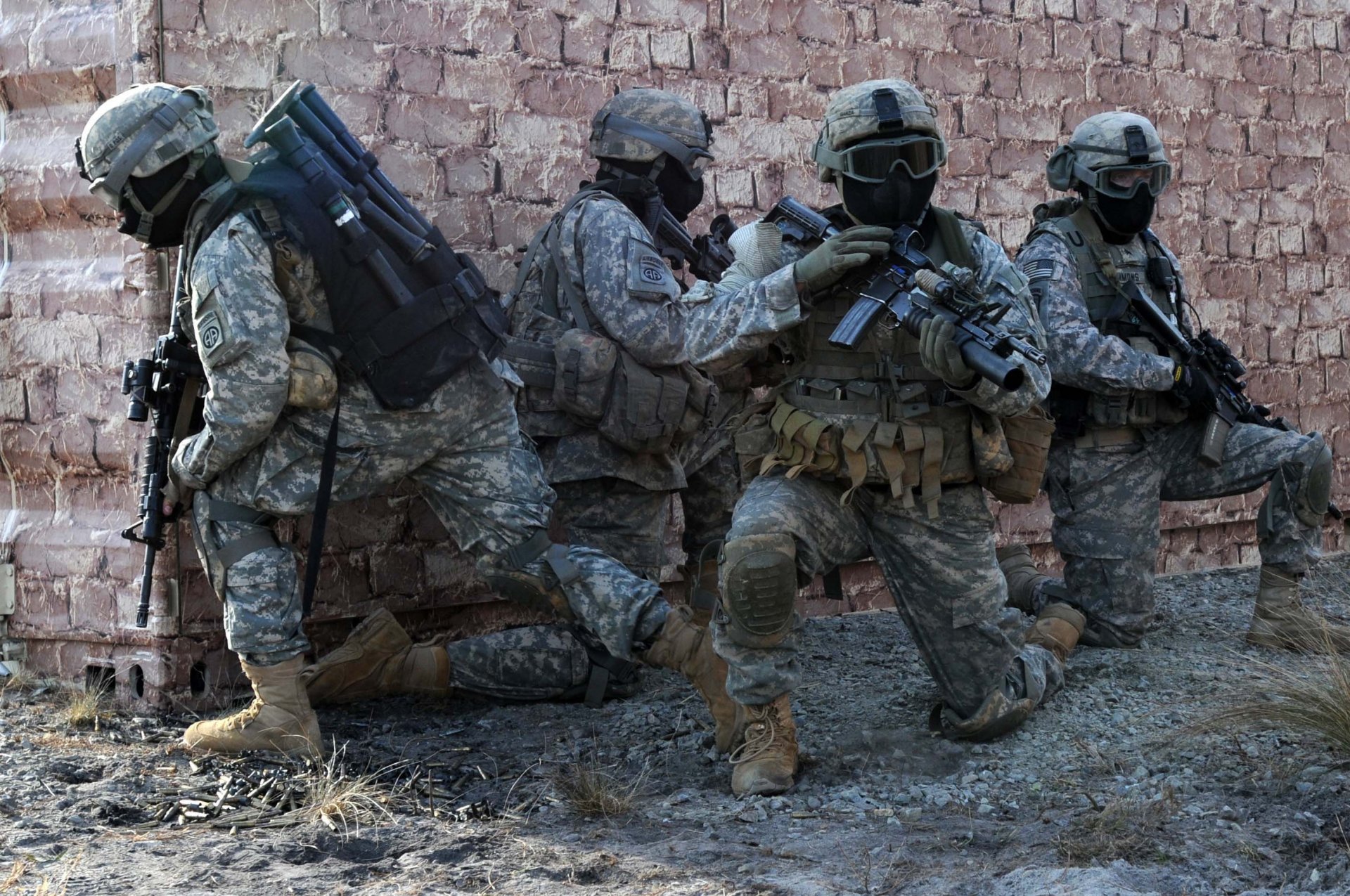 soldaten militär uniform helm waffe hülsen haus winkel sturm