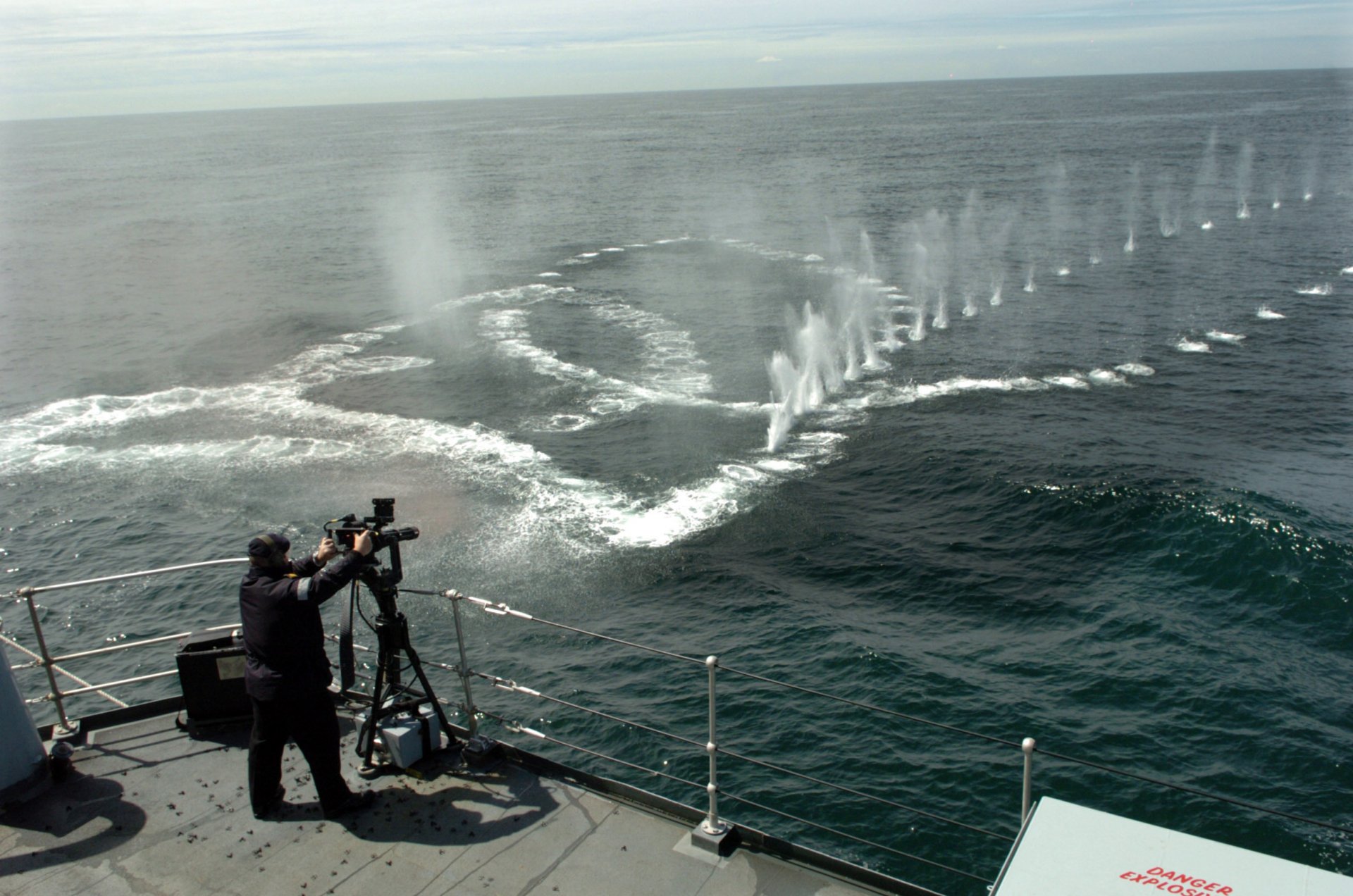 schiff deck schüsse durch wasser