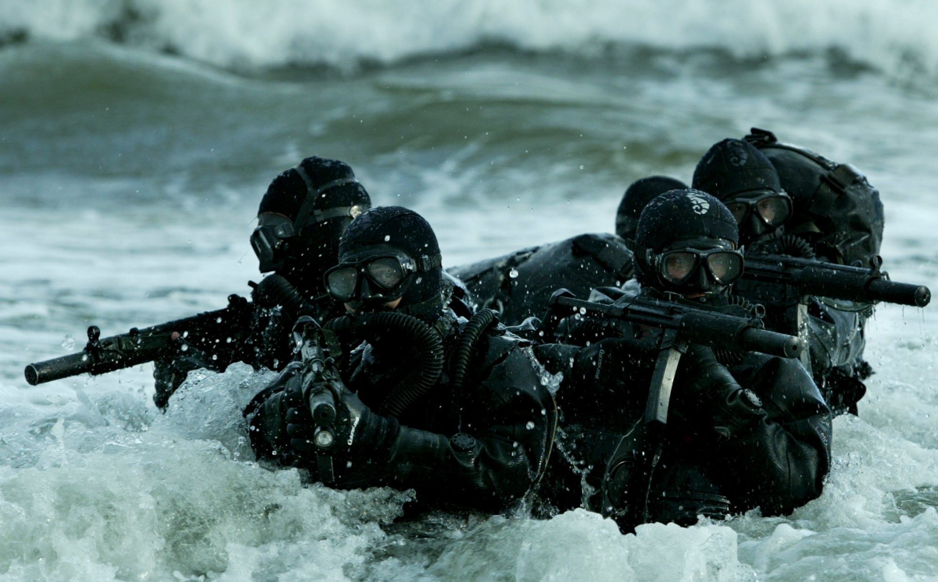 marine swat combattimento nuotatori gruppo onde mare armi fucili d assalto scuba maschera