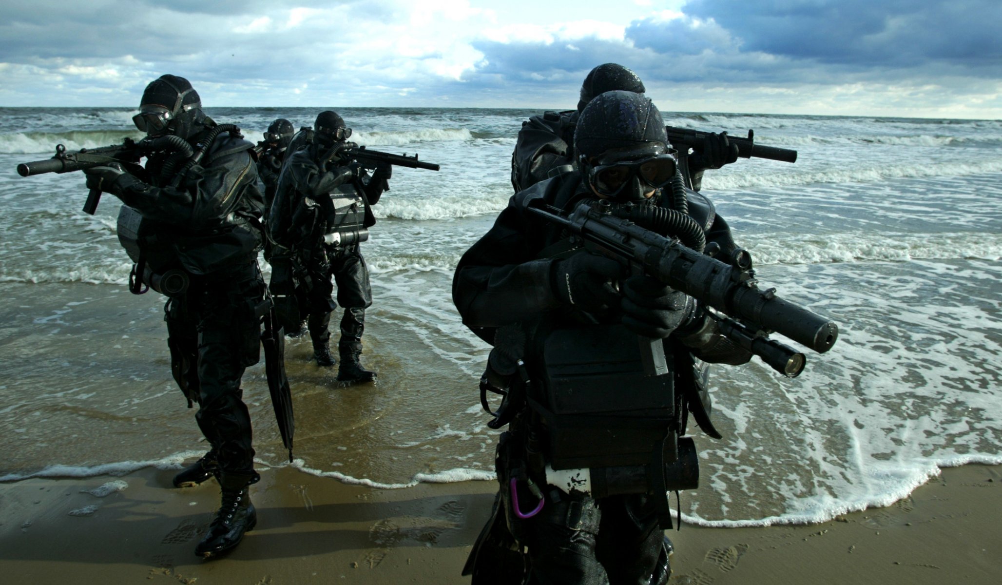 marine special forces kampf schwimmer meer ufer maschinengewehre