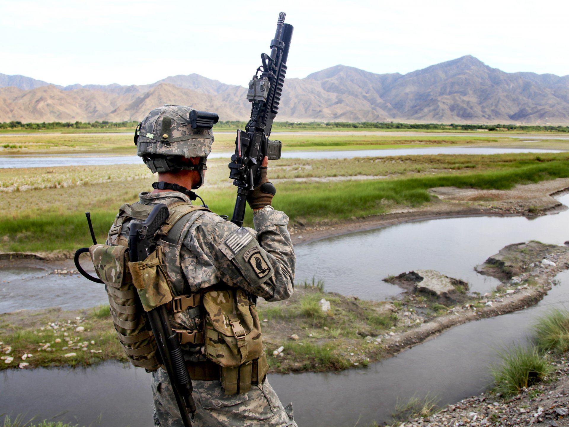 soldats armes montagnes