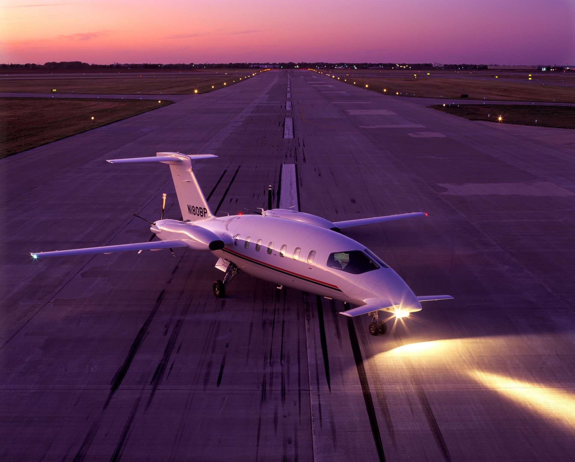 grünes konzept flugzeug nacht abend himmel lichter landebahn landebahn rollbahn