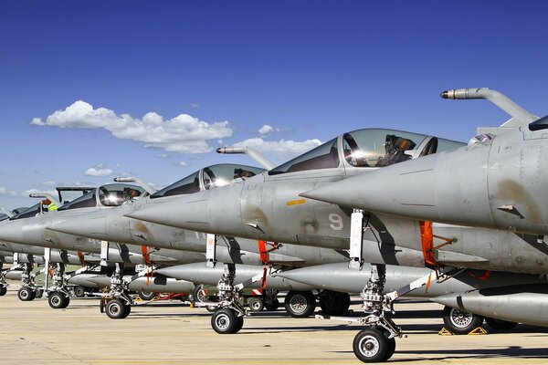 Beaucoup d avions militaires sur le terrain alignés