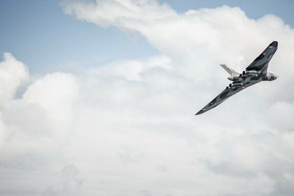 Avion anglais en vol parmi les nuages