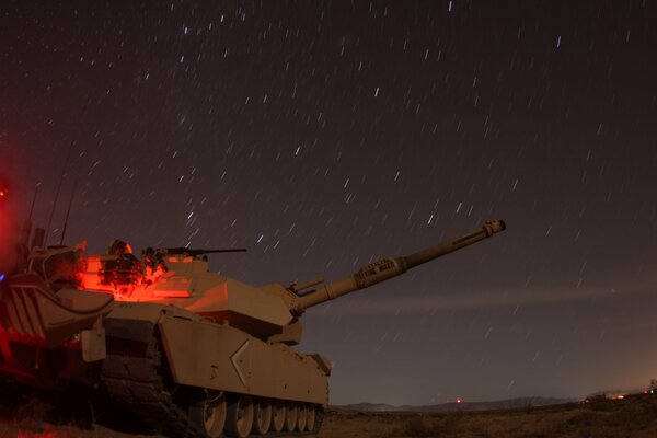 Char militaire sur fond de ciel étoilé